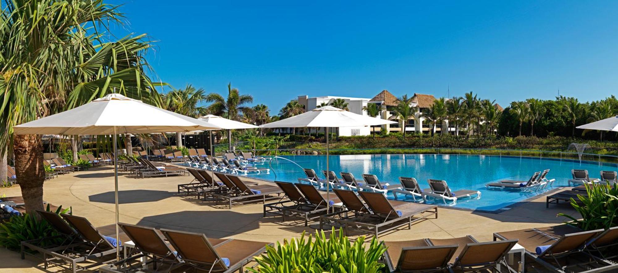 Hard Rock Hotel & Casino Punta Cana (Adults Only) Extérieur photo The pool at the InterContinental Sanctuary Cove Resort