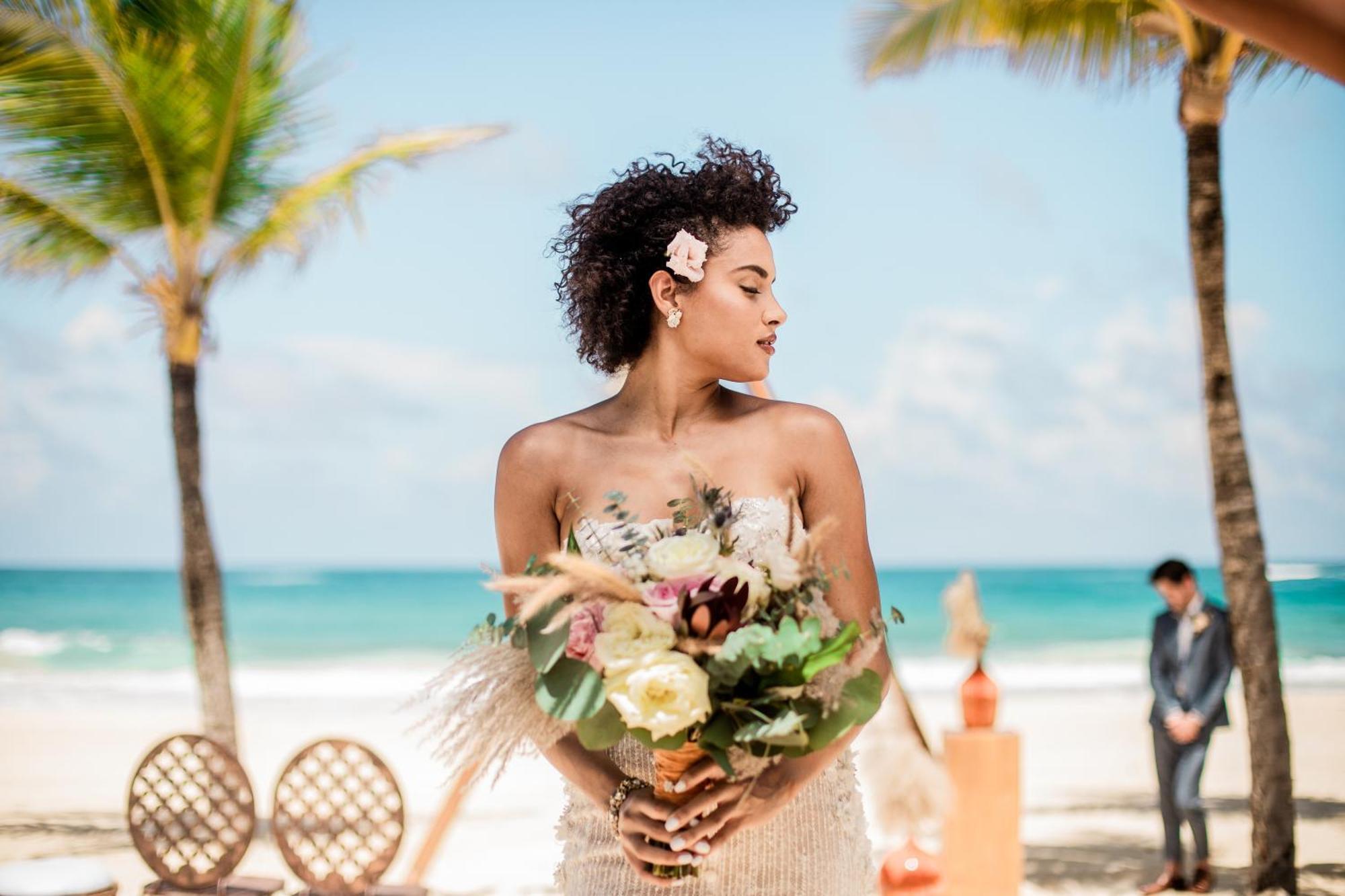 Hard Rock Hotel & Casino Punta Cana (Adults Only) Extérieur photo A bride with a bouquet